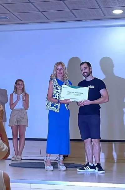 CEO de folooume recibiendo un premio de alcaldesa de Alcobendas por su startup de accesibilidad